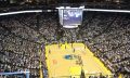 NBA季前赛回放封面，篮球场内球员高跳扣篮，观众席灯光闪烁